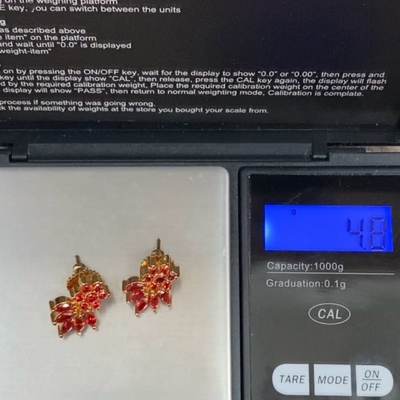 Unsigned Marquise CZ Gold-tone Flower Stud Earrings 4.8g - Picture 13 of 15